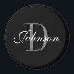 Anpassningsbar, svart och vitt, monogram, stor, ru magnet<br><div class="desc">Anpassningsbar svart och vit monogram stor,  rund kylskåpsmagnet. Elegantens skripttypografimall för namn eller efternamn. Klassisk presentidé för vänner,  familj,  medarbetare,  kunder,  anställda,  kunder,  besökare,  gäster från bröllop osv. Lägg till ditt eget företag namn som tillval.</div>