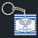 Anpassningsbar Tennis Land Klubb Blue Stripe<br><div class="desc">Den här klassens moderna nyckelkedja för klubb i land har tennis-rackets och ett boll ovanför ditt tennis-team namn och ett fastställt datum. Blå och vita,  randiga gåvor till dina tennisspelare och medlemmar i klubben land.</div>