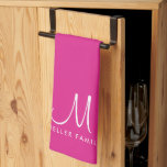 Anpassningsbar Text Färg-familjens Namn Monogram-m Kökshandduk<br><div class="desc">Ladda upp anpassningsbar Lägg till Eleganten Fotodesign eller Logotyp Text Modern Cute Monogram Initial Namn / Family Namn Template Rosa Kitchen Towel.</div>