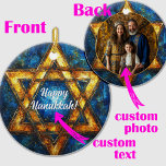 Anpassningsbar text och foto Lycklig Hanukkah, Dav Julgransprydnad Keramik<br><div class="desc">Här är ett annat vackert alternativ för Hanukkah firande: Personligen Hanukkah Star Ornament! Den här runda keramiska prydnadsfärgen har en lysande stjärna av David med texten "Lycklig Hanukkah!" i mitten, mot en kosmisk bakgrund med blå och gyllene riker. Den invecklade designen gör att helgdag dekoration får en snygg och elegant....</div>