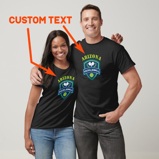 Anpassningsbar text Pickleball T Shirt (Custom text. Green and navy pickleball emblem with 2 pickleball paddles and pickle ball. Great gift)