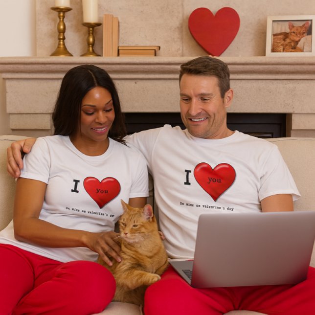 Anpassningsbar Valentine Kärlek You T-Shirt (Matching Valentine couple shirts, red heart design, be mine, romantic gift, cozy loungewear)