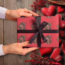 Anpassningsbar Valentines röda bakgrund med hjärtf Presentpapper