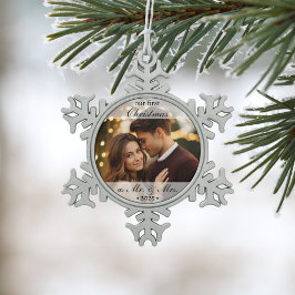 Anpassningsbar Vår första jul som Mr & Mrs 2025 Snöflinga Pewter Julgransprydnad