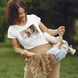 Anpassningsbar Vi Kärlek You Mamma Photo T Shirt<br><div class="desc">Personlig mamma t-shirt med ett värdefullt familjefoto av barnen,  ett sött hjärtöverlägg,  ordspråket "vi kärlek er mamma" och barnen namn.</div>