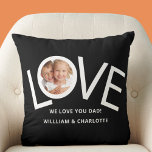 Anpassningsbar Vi kärlek You Pappa Photo Black Kudde<br><div class="desc">"Vi Kärlek er Pappa!" Photo Pillow dekoreras med ord KÄRLEK i vit typografi på svart bakgrund. Anpassade enkelt med ditt foto och namn. Perfekt som Fars dag-gåva.</div>