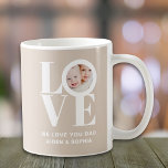 Anpassningsbar Vi Kärlek You Pappa Photo Fars dag Kaffemugg<br><div class="desc">Det här är Kärlek You Pappa Photo Mugg,  som är dekorerat med ord KÄRLEK i vit typografi på en beige bakgrund. Anpassade enkelt med ditt foto och namn. Gör en underbar Fars dag-gåva.</div>