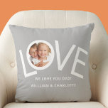 Anpassningsbar Vi kärlek You Pappa Photo Grått Kudde<br><div class="desc">"Vi Kärlek er Pappa!" Photo Pillow dekoreras med ord KÄRLEK i vit typografi på grått-bakgrund. Anpassade enkelt med ditt foto och namn. Perfekt som Fars dag-gåva.</div>