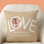 Anpassningsbar Vi kärlek You Pappa Photo Kudde<br><div class="desc">"Vi Kärlek er Pappa!" Photo Pillow dekoreras med KÄRLEK i ord i vit typografi på en brant bakgrund. Anpassade enkelt med ditt foto och namn. Perfekt som Fars dag-gåva.</div>