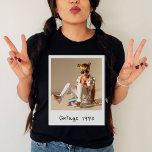 Anpassningsbar Vintage Foto och år nostalgiskt föd T Shirt<br><div class="desc">Gå tillbaka i tiden och fira din speciella dag med vår Anpassningsbar Vintage Foto och årstidsnostalgi födelsedag T-Shirt, designad för att väcka andan i Y2K-eran med en liten nostalgi på 90-talet. Det här är inte vilken födelsedagskjorta som helst - det är en minnesfil i resa, personlig med dina egna omhuldade...</div>