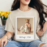 Anpassningsbar Vintage Foto och år nostalgiskt föd T Shirt<br><div class="desc">Gå tillbaka i tiden och fira din resa med vår Anpassningsbar Vintage Foto och årstidsnostalgiskt födelsedag T-Shirt, en perfekt blandning av personlig charm och retroflair. Den här garantin är mer än bara en lustig gåva - det är en hjärtlig hyllning till omhuldade minnen. Anpassa den med din egen baby-barndom bild...</div>