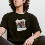 Anpassningsbar Vintage Photo and Year Gift T Shirt<br><div class="desc">Ta en nedbländande minnesfil med vintagen anpassningsbar och årskjorta - en perfekt blandning av retrocharm och modern stil. Den här skjortan är en tidlös hyllning till dina omhuldade minnen. Förbered nostalgi med varje bära och visa dina mest uppskattade stunder med stil. Bära inte bara en skjorta, bära biet i din...</div>