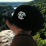 Anpassningsbar Vit broderad hatt Monogram på svart Broderad Keps<br><div class="desc">Lägg till initialer i den här anpassningsbarna med monogrammad hatt-mallen. Många andra färg finns också tillgängliga.</div>