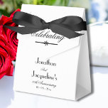 Anpassningsbar Vit för klassisk Elegant bröllop-år Presentaskar<br><div class="desc">Klassisk status för valfri Bröllop-årsdag Anpassad vit favoritruta för enkel Chic. Favoritruta för elegant personlig Bröllop-årsdagen med Bride och Groom Namn och Giftermål kan anges och ett eventuellt årsdatum kan anges. Klicka på Anpassa den här mallen om du snabbt och enkelt vill anpassa favoritrutan för Bröllop-årsdagen med dina uppgifter. Den...</div>