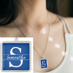 Anpassningsbar Vit monogram Inledande Namn Blue Sq Silverpläterat Halsband<br><div class="desc">Anpassningsbar Vita Monogram Inledande Namn Blue Square Silver Plated Necklace. Anpassa den här mallen med ditt första monogram och namn. Redigera den ytterligare om du vill ändra bakgrunden färg eller lägga till ett foto eller en teckning. Kontakta Sandy på admin@giftsyoutreasure.com</div>
