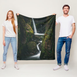 Anpassningsbar Waterfall Cascading Down Lush Green Fleecefilt