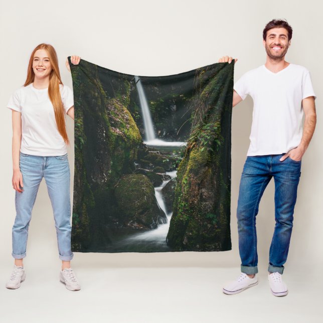 Anpassningsbar Waterfall Cascading Down Lush Green Fleecefilt (På plats)