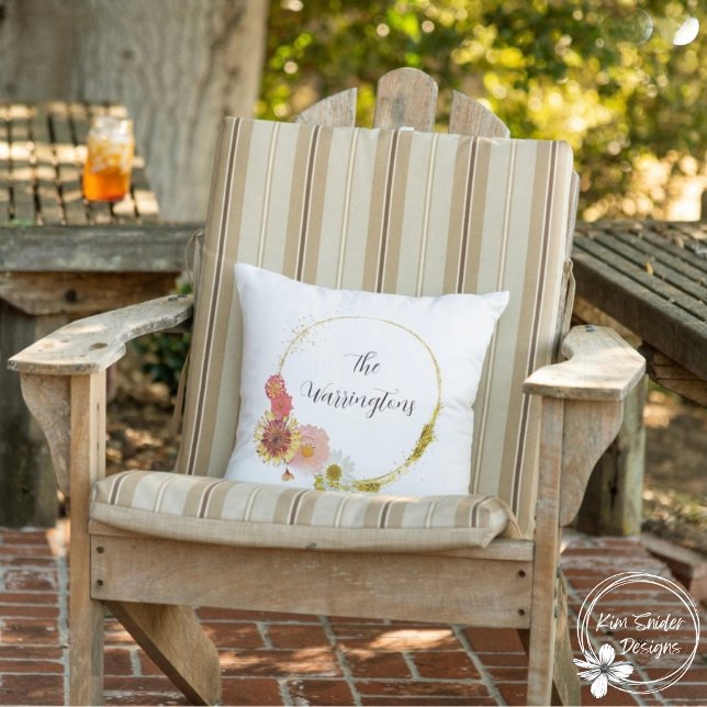 Anpassningsbar Wildblomkrans med familjen Namn Kudde (Skapare uppladdad)