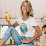 Anpassningsbar World Tour Earth i Sunblommor Cute  T Shirt<br><div class="desc">Anpassa de här fantastisk-turnédamernas t-shirts till ett turbaneband eller en familjemörlogsväg resa. planeten är inslagen i en vacker blommigt av solblommor och viner. Cute anpassningsbar reser för att utforska jorden.</div>