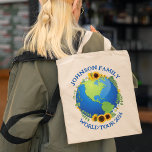 Anpassningsbar World Tour Earth i Sunblommor Trave Tygkasse<br><div class="desc">Anpassa de här fantastisk-tote bags-världsresorna för ett turbaneband eller en familjemiljöresa resa. planeten är inslagen i en vacker blommigt av solblommor och viner. Resväskor för anpassningsbar för att utforska jorden.</div>