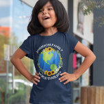 Anpassningsbar World Tour Earth Sunwers Kids Resa T Shirt<br><div class="desc">Anpassa de här världsbarnen i fantastisk till t-shirts för ett turistband eller en familjemörlogsväg resa. planeten är inslagen i en vacker blommigt av solblommor och viner. Cute anpassningsbar reser för att utforska jorden.</div>