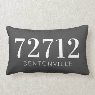 Anpassningsbar Zip-kod Hometown Pillow White Grått Lumbarkudde