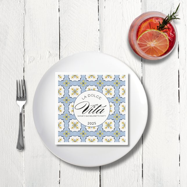 Anpassningsbarna Bachelorette Cocktail Napkin Pappersservett (“La Dolce Vita” Cocktail Napkins for Amalfi Coast Bachelorette – White Lotus Party Theme 🍋💍 SHOP NOW)