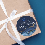 Anpassningsbarna Bat mitzvah Party vid marinblått  Runt Klistermärke<br><div class="desc">Elegant marinblått och guld agate dekorerar sidan av detta moderna Bat mitzvah party-dekal. Din dotters namn är skriven i ett vackert högtidligt skript under David stjärna. Perfekt för en chic,  snyggt judisk familj som firar att deras flicka kallades till Torah.</div>