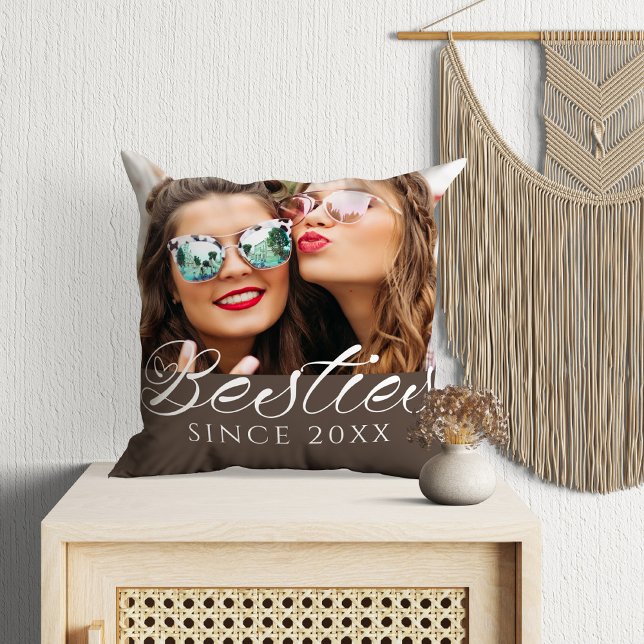 anpassningsbarna "Besties sedan" Foto-Chic Kudde ("Besties Since" Custom Photo Chic Throw Pillow in a boho room with macramé.)
