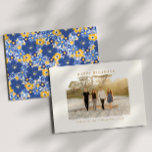 Anpassningsbarna blommigt Gräns Family Photo Blue  Julkort<br><div class="desc">Skicka varma semesterhälsningar med den här vackra fotodesignen i blommigten Glad helg i gräns. Blommönstret för pulserande blått och gult ger den moderna layouten en elegans som gör att du får en perfekt bild av din favoritfamilj. Vare sig du firar jul eller Hanukkah, ger den här designen en ljus, glad...</div>