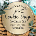 Anpassningsbarna Child Namn i jultomten Cookie Sho Runt Klistermärke<br><div class="desc">Tomtens kaka med anpassningsbar ungar namn. Roligtens klistermärken att lägga till i barngåvor! Sana bakade kakan bara för anpassningsbarnas barn namn eller namn. En roligt som tillägg till helgdag-cookie-gåvor.</div>