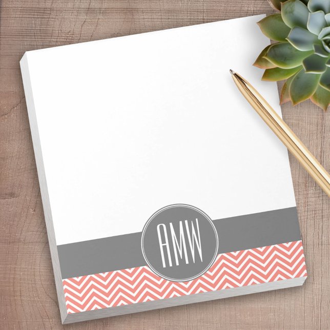Anpassningsbarna Coral Peach Grått Chevrons  Tripl Anteckningsblock (Personalized Notepad - a fun gift or useful promotional product)