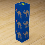 Anpassningsbarna Cute jul Camel Presentask För Vinflaska<br><div class="desc">Den här fantastisk-julpresentboxen innehåller en digital konsthistoria av en söt sandbrun färgad Dromedary Camel med vackra långa ögonfransar och en enda puckel på baksidan. Kamellan är klädd till redot för att fira jul med en röd och vit julhatt på huvudet. Kamellan finns i Bibeln och är en traditionell julsymbol. Det...</div>