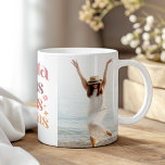anpassningsbarna "Disfruta de las casas pequeñas"  Kaffemugg<br><div class="desc">"Disfruta de las Cosas Pequeñas"-Anpassningsbarna "Fotokaffe Mugg". I personlig mugg finns den vackra frasen "Disfruta de las Cosas Pequeñas" ("Njut av lilla Sak") som elegant visas bredvid ditt favoritfoto. Designen kombinerar boho-inspirerad inslag med din personliga beröring och skapar det som ett unikt och meningsfullt tillägg till din morgonrutin. Den här...</div>