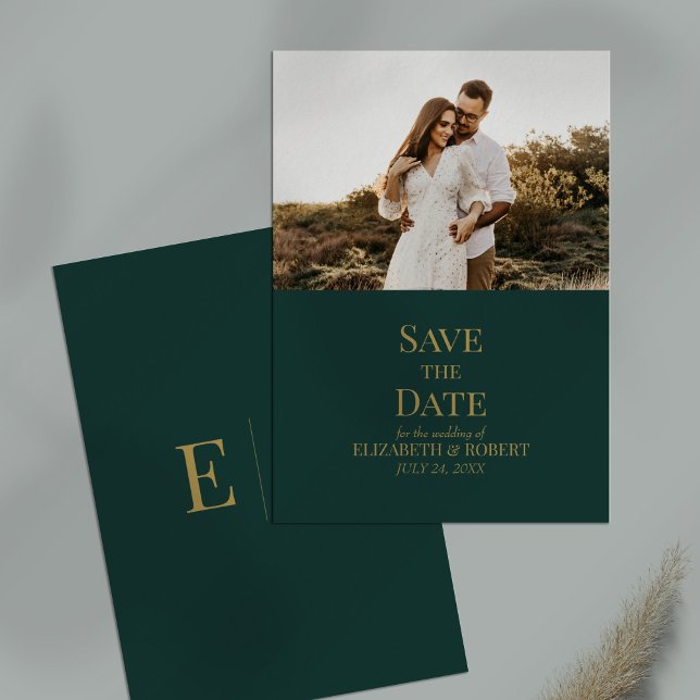 Anpassningsbarna Emerald Grönt Foto Spara datumkor Inbjudningar (Emerald Green Custom Photo Save the Date Card on a table.)