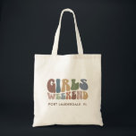 Anpassningsbarna Flickls Helg Retro Bachelorette P Tygkasse<br><div class="desc">Bygg upp andan från de sista flickorna resa med vår Anpassningsbar Retro Typography Bachelorette Helg Tote Bag! Den här chicen och snyggten i dag fungerar som perfekten minnesmärke över en minnesvärd flyktväg med dam. På vägens framsida visas en fängslande vintage-inspirerad "Girls Helg"-typografi som perfekt fångar roligten och kameran i ditt...</div>