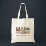 Anpassningsbarna Flickls Helg Retro Bachelorette P Tygkasse<br><div class="desc">Bygg upp andan från de sista flickorna resa med vår Anpassningsbar Retro Typography Bachelorette Helg Tote Bag! Den här chicen och snyggten i dag fungerar som perfekten minnesmärke över en minnesvärd flyktväg med dam. På vägens framsida visas en fängslande vintage-inspirerad "Girls Helg"-typografi som perfekt fångar roligten och kameran i ditt...</div>