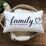 Anpassningsbarna för familjereservice med svart  i lumbarkudde<br><div class="desc">Den moderna och snyggt anpassningsbarna med ländryggen dekorativ kudde har en enkel och minimal "Familjetypografi" som innehåller blomstrande detaljer och hjärtedetaljer. Anpassa versaltexten nedan med ett monogram eller år fastställt. Svartvitt färg kan ändras.</div>