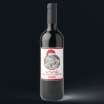 Anpassningsbarna Foto på den fina Cute Red-jultomt Vinflaska Etikett<br><div class="desc">Målade den vita tomtehatten med fluffy white trim och röd sammet. God jul hälsning till alla med den här roligten,  söt,  stollig. En målad effekt för det fluffy vita päls och den djupa  för tomtens velviga hatt. Gör julen glad och ljus med den här roligten.</div>