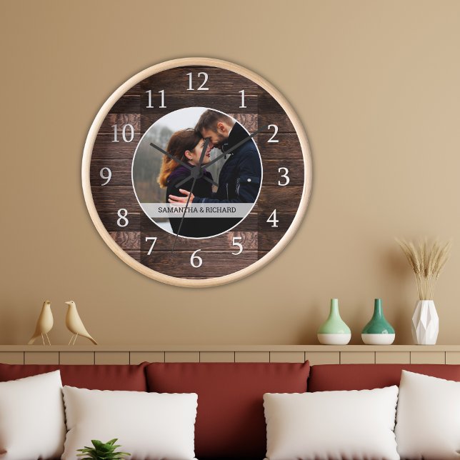 Anpassningsbarna Foto på Rustic Wood Bröllop-årsda Stor Klocka (Rustic Wood Wedding Anniversary Custom Photo Large Clock - 5th wedding anniversary gift idea)