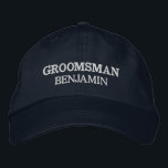 Anpassningsbarna Groomsman Bachelor Party Bröllop  Broderad Keps<br><div class="desc">Lägg till ett namn och den roll som ska spelas upp i bröllop genom att klicka på knappen "Personlig". Den här chicen och snyggtens tak fungerar som perfekten minnesmärke över en minnesvärd flykting med dina favoritkompisar. På framsidan av sockeln visas en häftande idrottsinspirerad "Groom"-typografi som på ett perfekt sätt fångar...</div>
