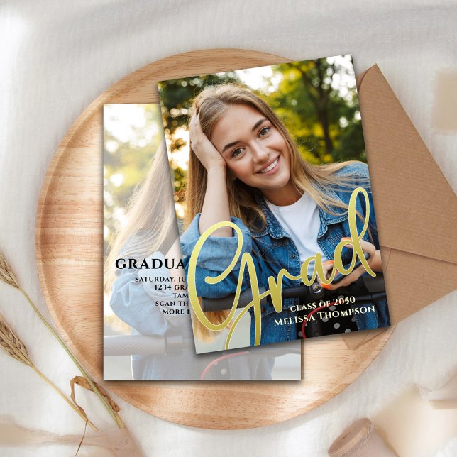 Anpassningsbarna guld Studenten Photo Elegant Meddelande (Graduation photo invitation with gold calligraphy script and a 2-photo template. )