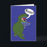 Anpassningsbarna Hanukkah Tyrannosaurus Rex Dinosa Helgkort<br><div class="desc">En grönt Tyrannosaurus Rex Dinosaur har en menorah och säger "Roar!" mot blå bakgrund. Inuti texten står det: "Roar" är dinosaur för Lycklig Hanukkah! All text på kortets framsida och insida är anpassade och kan vara personlig som passar dina behov!</div>