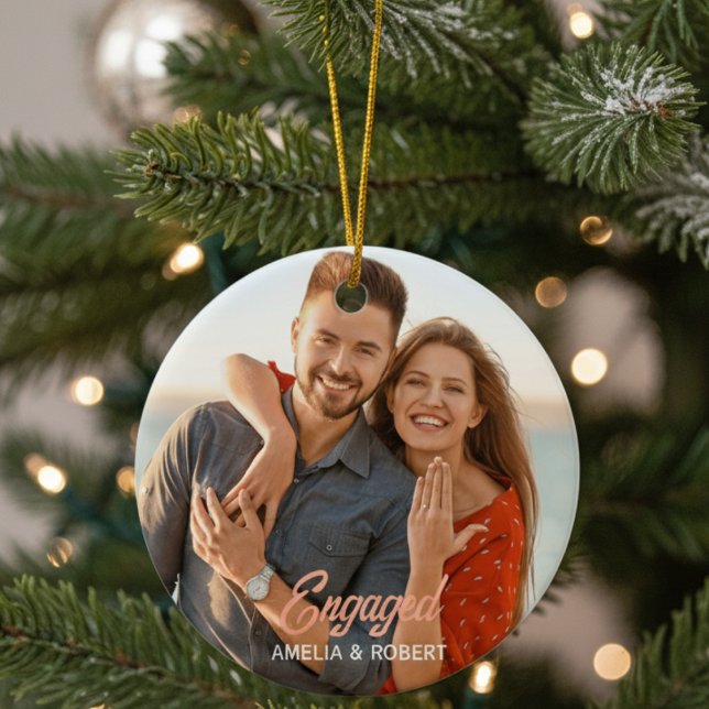 Anpassningsbarna har aktiverat ett par foton julgransprydnad keramik (Custom Engaged Couple Photo Ceramic Ornament)