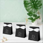 Anpassningsbarna Luxury Black Elegant Prated Napki Presentaskar<br><div class="desc">Gå med oss, eftersom vi hedrar en vacker resa med kärlek och hängivenhet vid ett speciellt Firande. Låt oss höja en skål för omhuldade minnen, skratt, och ett kärlek som har stått sig på sin tid. Det skulle glädja oss mycket om vi firade denna milstolpe med familjer och vänner som...</div>
