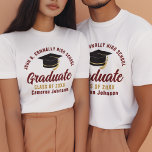 Anpassningsbarna Maroon Guld Student 2025 Studente T Shirt<br><div class="desc">De moderna maronerna och guld-manuset anpassningsbar med högre T-shirts med student-blend-format har din high school eller College namn för 2025-klassen. Anpassa med ditt graderingsår under handskrivet skript för chic och svart graderingshölje för studentfest av underbar personlig för sensorer.</div>
