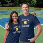Anpassningsbarna Michigan Pickleball Add Klubb Par T Shirt<br><div class="desc">Visa av kärlek från Michigan-pickleball (byt ut stat namn och skjorta färg) med den här fantastisk-betlebollskjortan för klubbar, lag, partner eller daglig bära. Lägg bara till din anpassningsbar på 3 linjer för att göra en helt unik pickleball-skjorta. Underbar för turneringar, matchande klubb-skjortor eller ge till din manar/kvinnas eller blandade partner....</div>