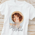 Anpassningsbarna Modern Coola Roligt Foto Birthday T Shirt<br><div class="desc">Utformningen är modern och enkel. Lägg till ett foto av anpassningsbarna på födelsedagstjuvret och lägg till namn,  lägg till ett anpassningsbar-meddelande</div>
