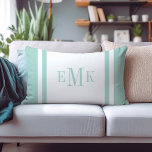 Anpassningsbarna Monogram för Mint and White Prepp Lumbarkudde<br><div class="desc">Cute gigabyte modern kvadratisk ribbon gräns personlig med anpassningsbar monogram namn eller initialer. Koordinerar polka punkt mönster på baksidan. Klicka på Anpassa om du vill ändra teckensnitt och färg om du vill skapa ditt eget unika teckensnitt av ett slag!</div>