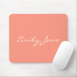 Anpassningsbarna Namn i handskrivet elegant Peach  Musmatta<br><div class="desc">Den här musknappen på anpassningsbarna har ditt namn i ett vackert handskrivet skript med text på en snyggt med persikokorallbakgrund. Underbar presentidé.</div>